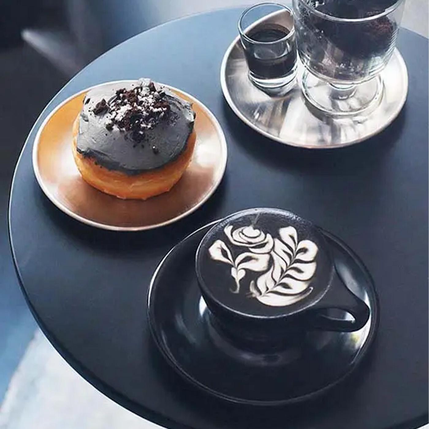 海外からの観光客も訪れる、黒いカフェラテとは