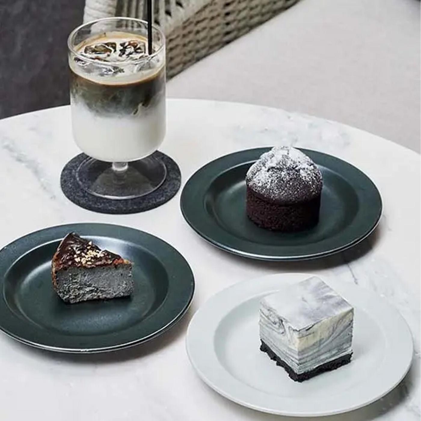 広々とした店内で黒白メニューを