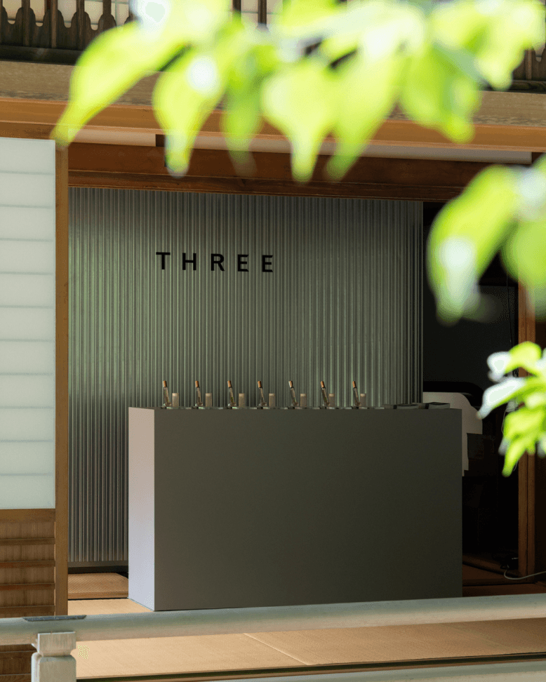 〈スリー〉の香りを五感で体験する「ザ ルーム オブ イン センツ」