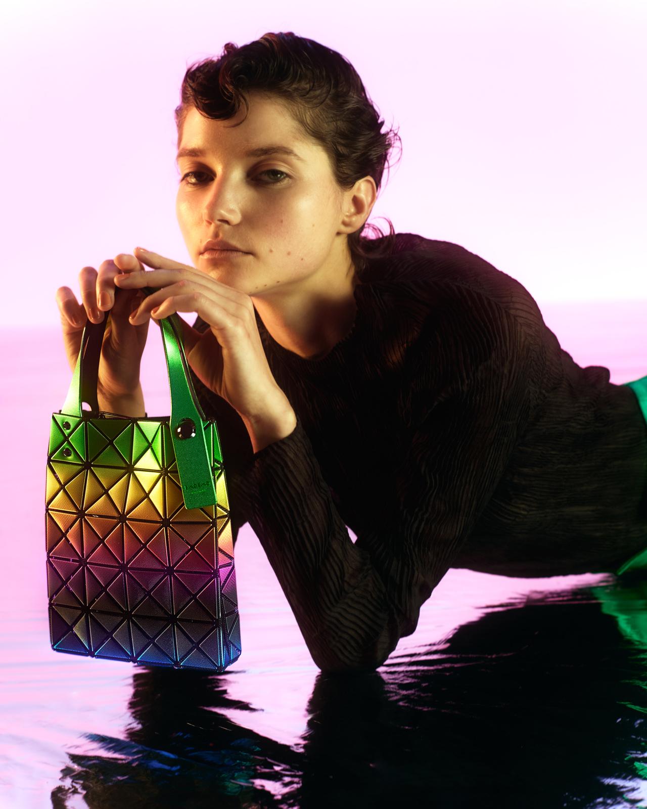 〈BAO BAO ISSEY MIYAKE〉夕暮れ色のアクセントバッグ「MAGIC HOUR」