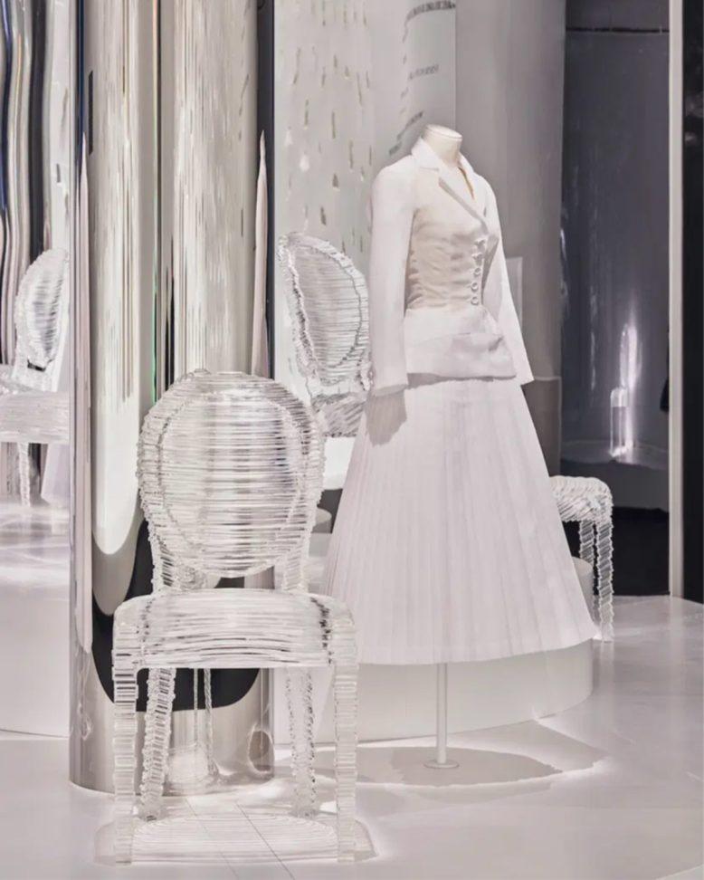 〈ディオール〉の傑作、バー ジャケットがトリコロールカラーに