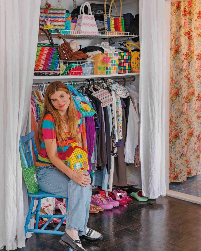 〈Susan Alexandra〉デザイナーのクローゼット。目に触れるたびにときめく、しまわずに飾る収納