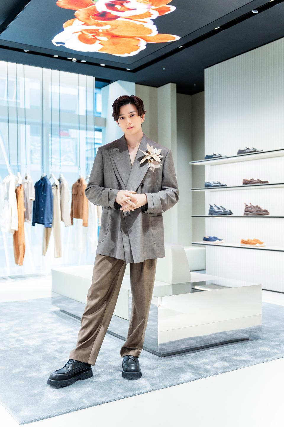 〈エンポリオ アルマーニ〉の新旗艦店を訪問する新田真剣佑