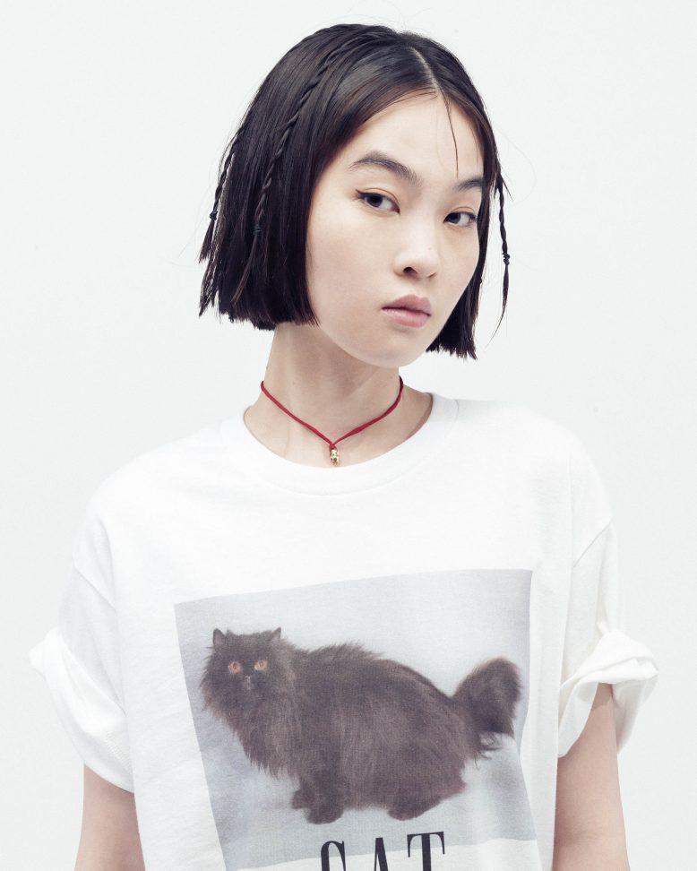 Tシャツに似合うヘアアレンジ「ミニマルなスティック ツイスト」のハウツー