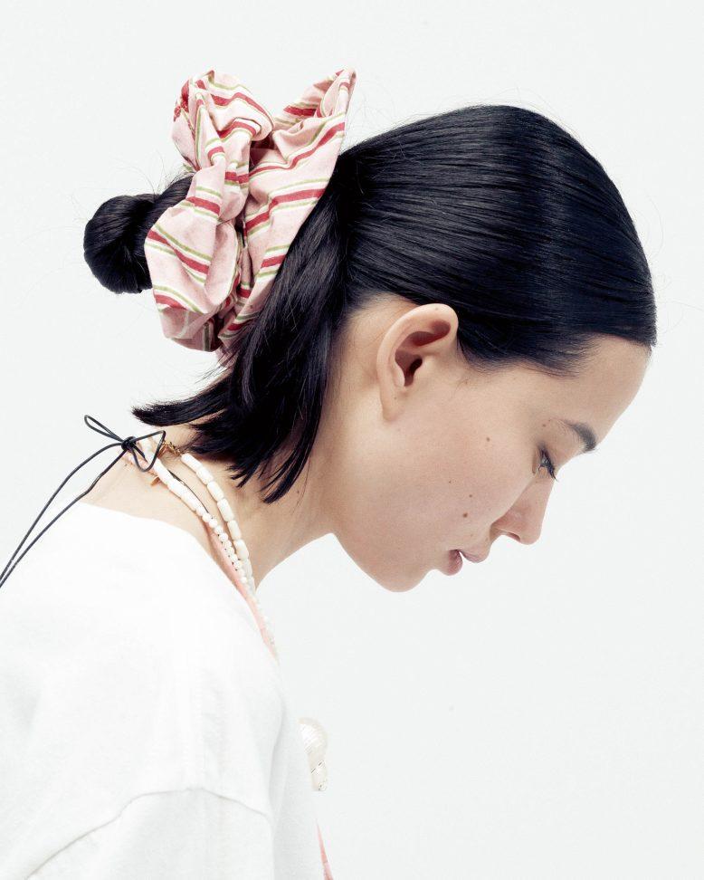 Tシャツに似合うヘアアレンジ「シニヨン×ビッグシュシュ」のハウツー