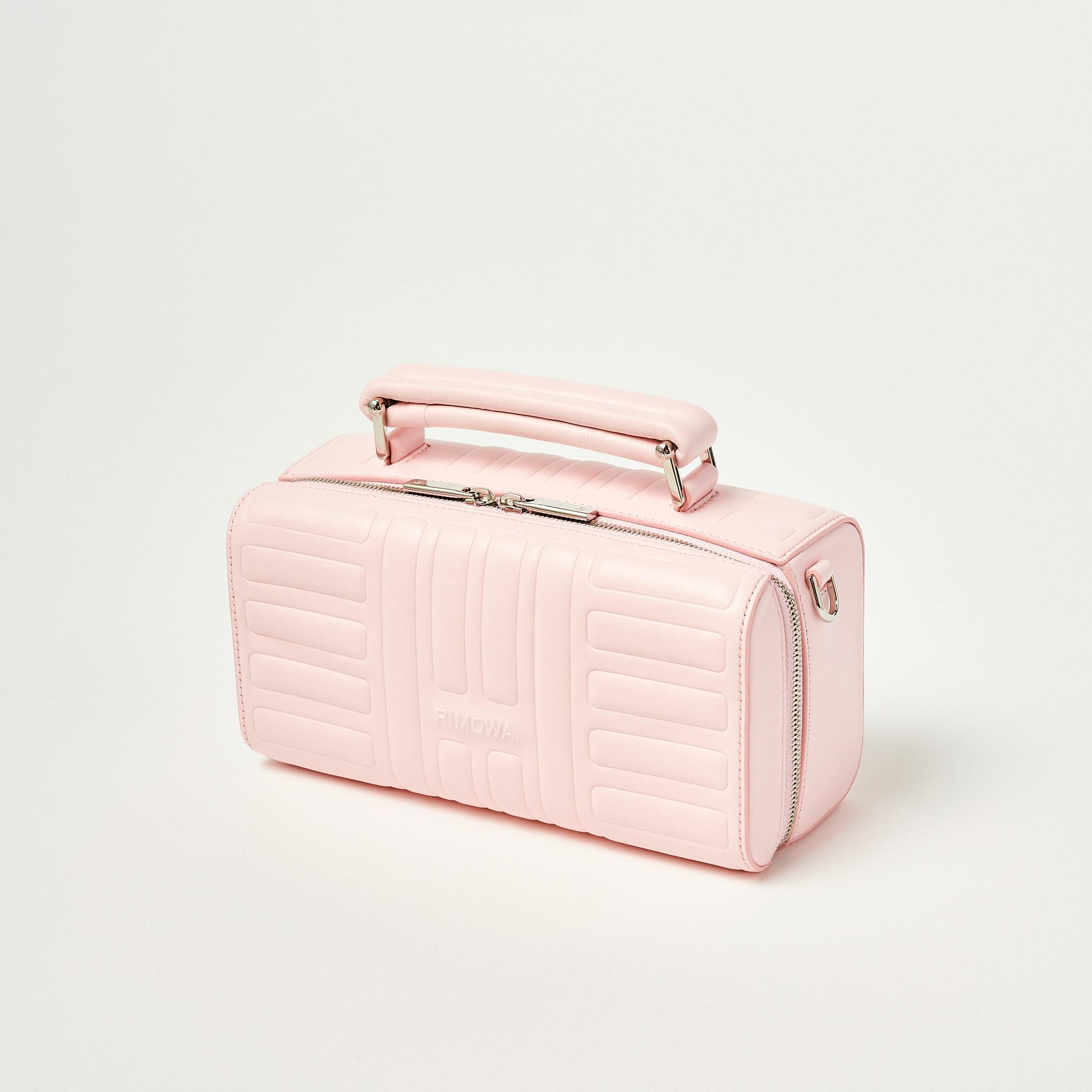 〈リモワ〉初のレザーバッグは淡いピンクが気になって