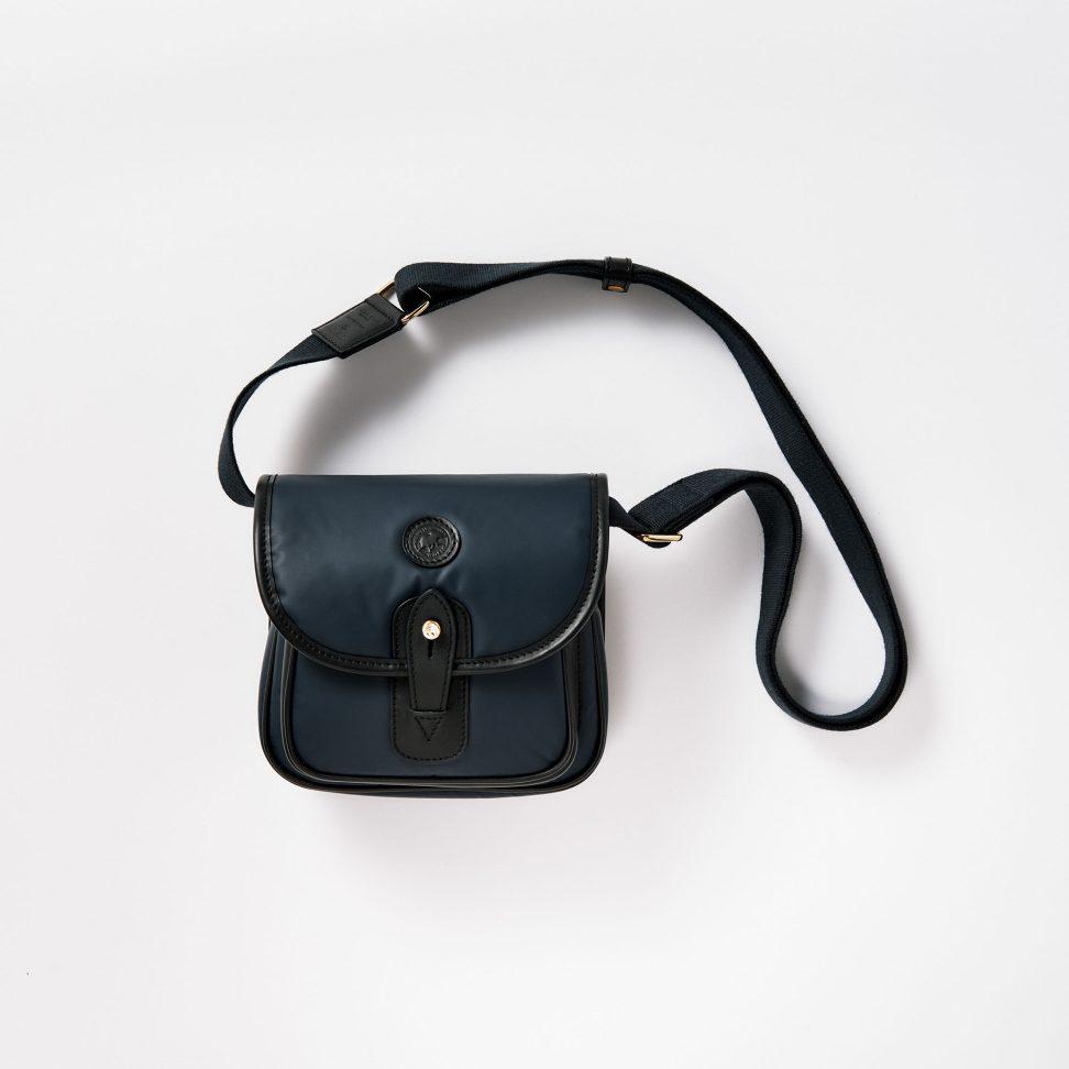 〈ハンティングワールド×ブルックス ブラザーズ〉のバッグ