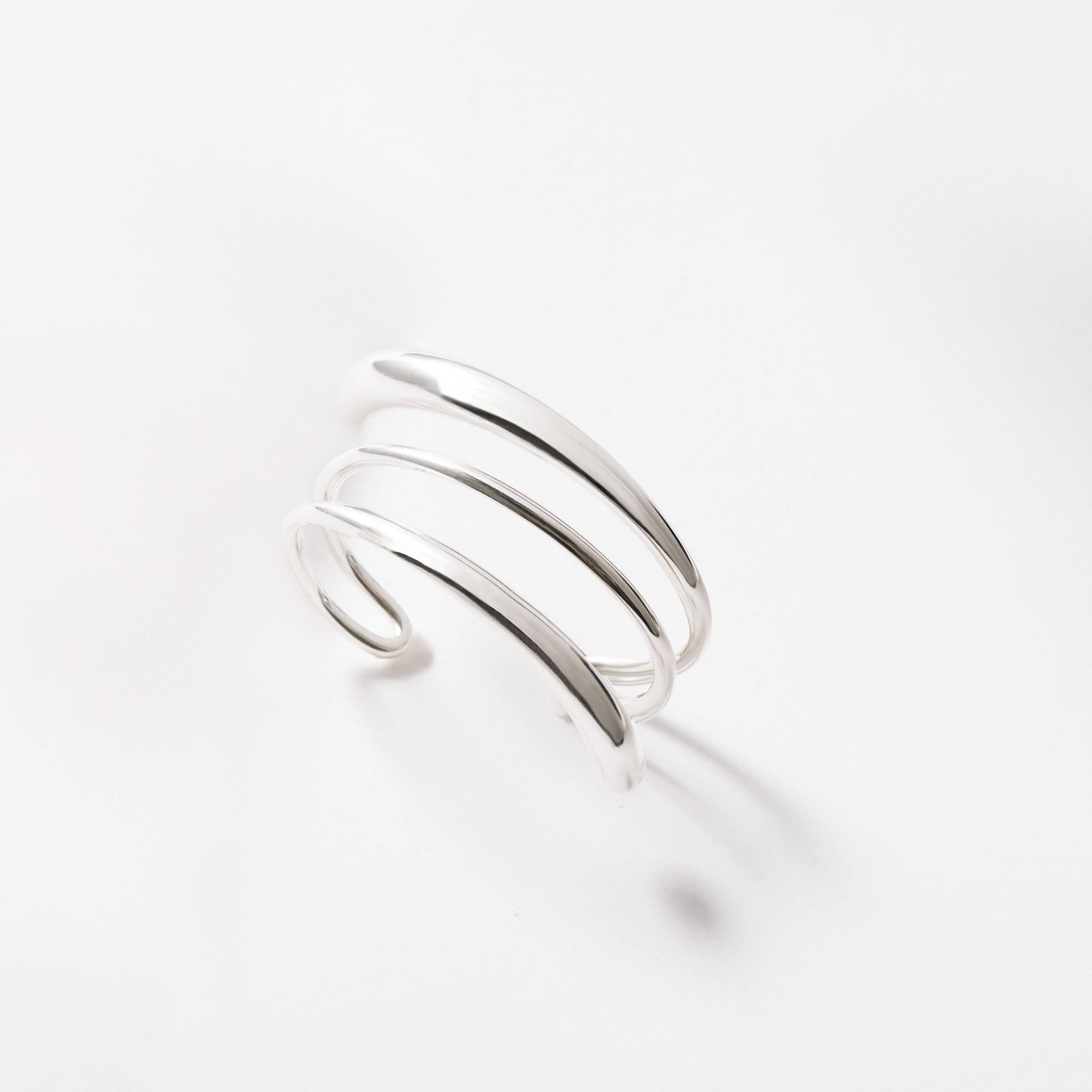 〈ジョージ ジェンセン〉のバングル。手首に沿うように流れるラインに惚れ惚れ