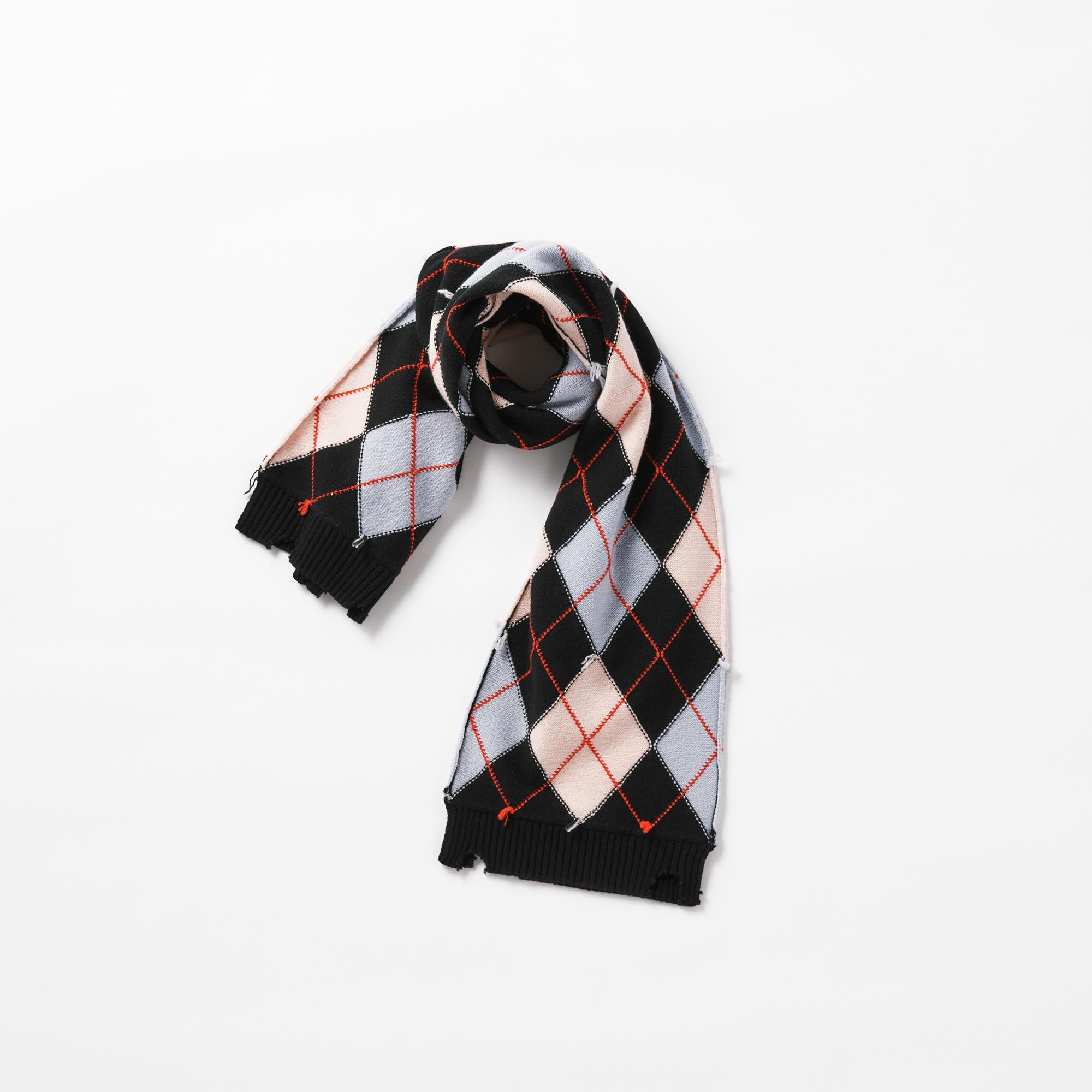 〈エムエーエスユー〉の筒状ニットスカーフ