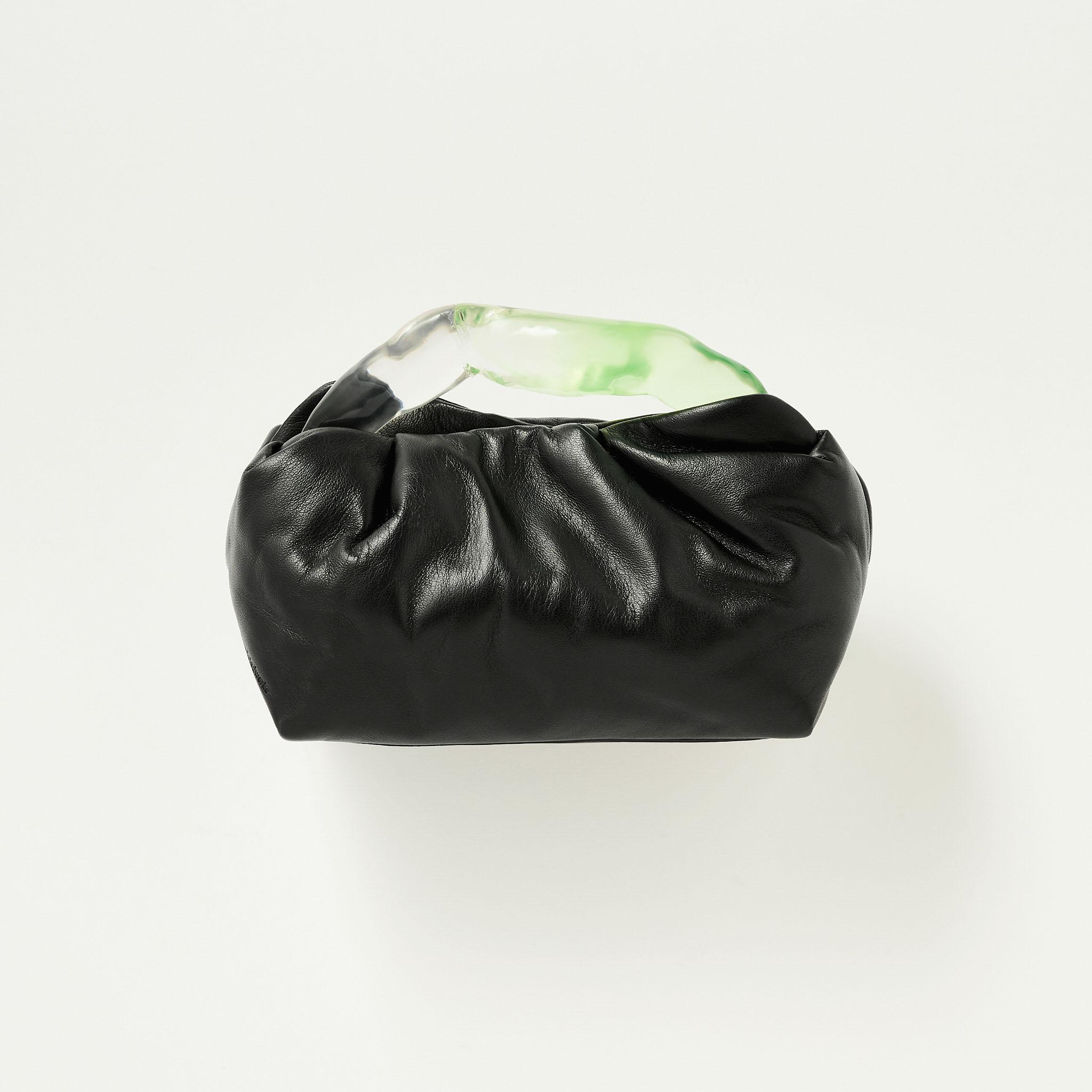 〈コンプリーテッドワークス〉のバッグ