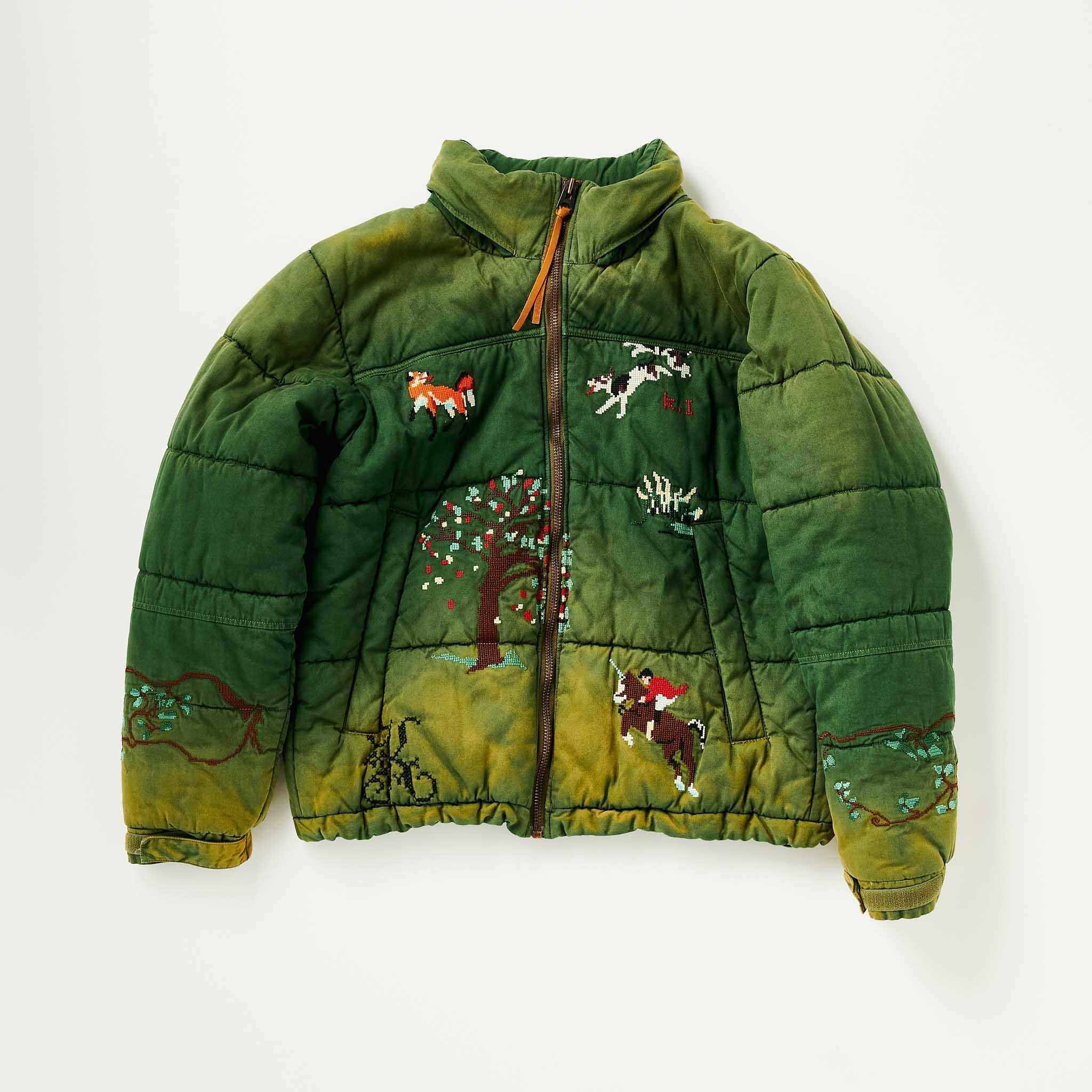〈コッキ〉のパファージャケット。“キツネ狩り”柄をクロスステッチで表現