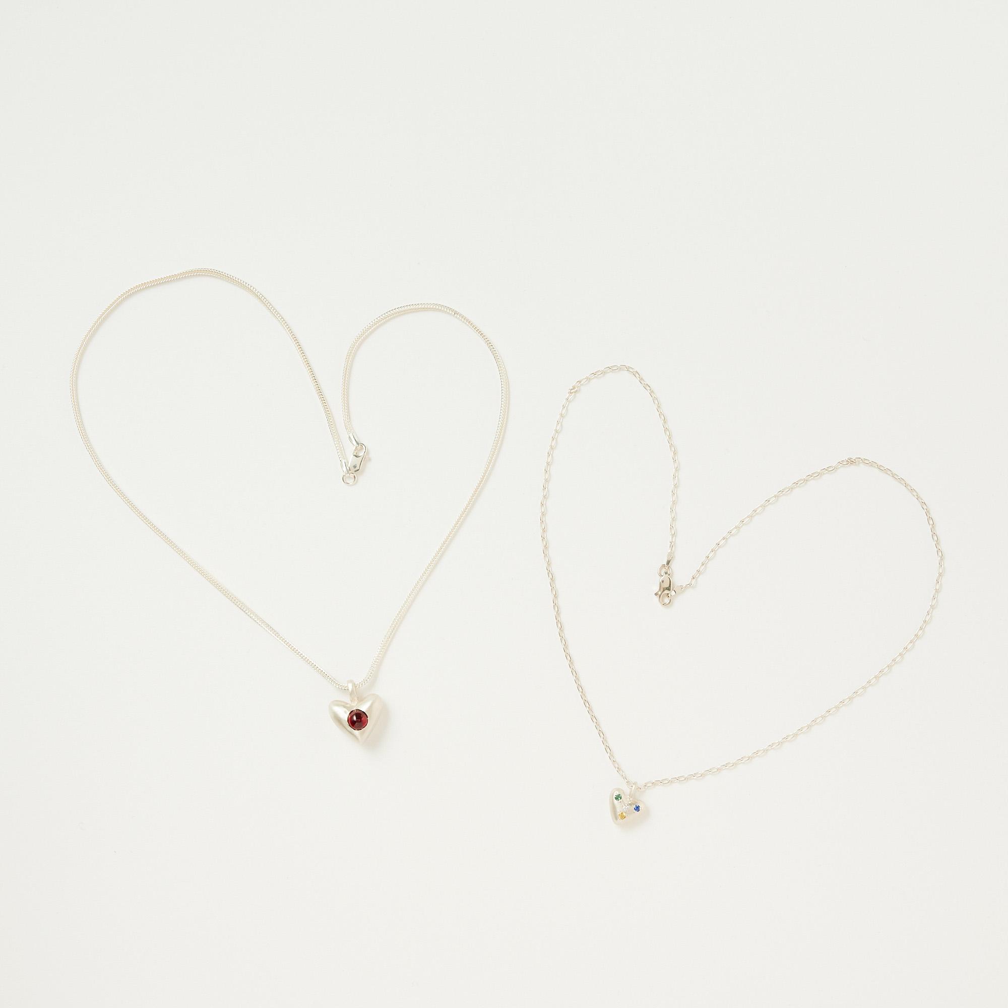 温かな輝きを放つ〈ダントン エラーカンプ〉のハートネックレス