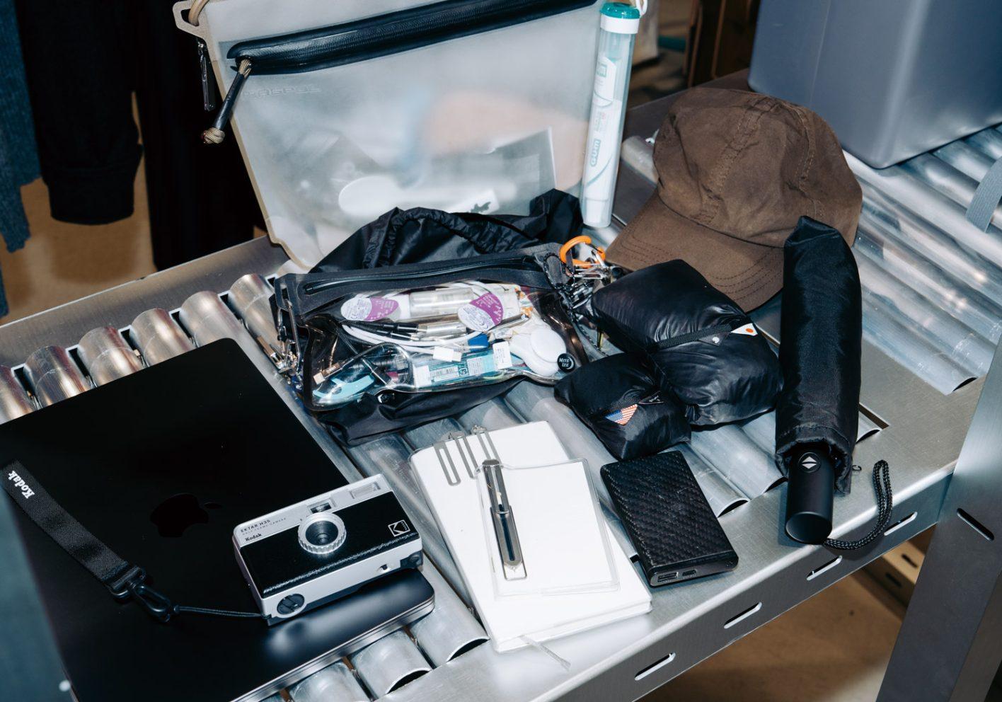 〈PARSEL SYSTEMS〉デザイナー、ヌー・アバスのバッグの中身