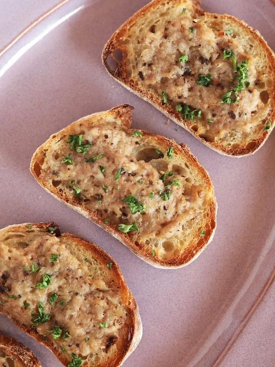 蓮根サルシッチャのクロスティーニ
