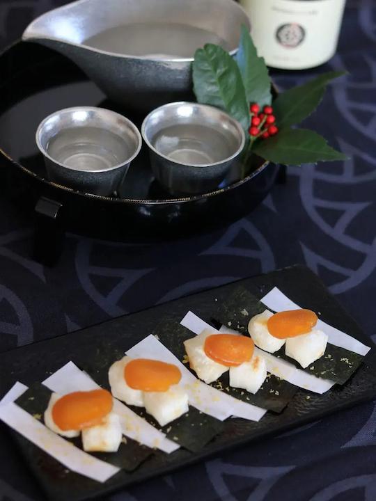 焼き餅の贅沢カラスミ乗せ
