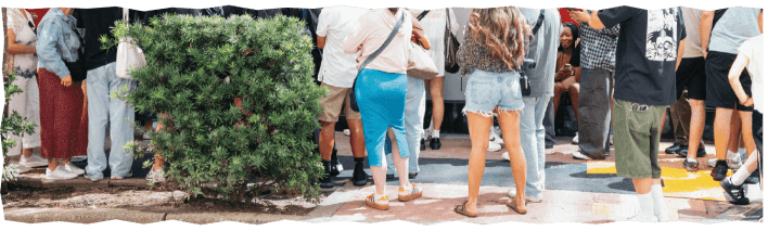 あの名モデルを求めて整理券のために長蛇の列
