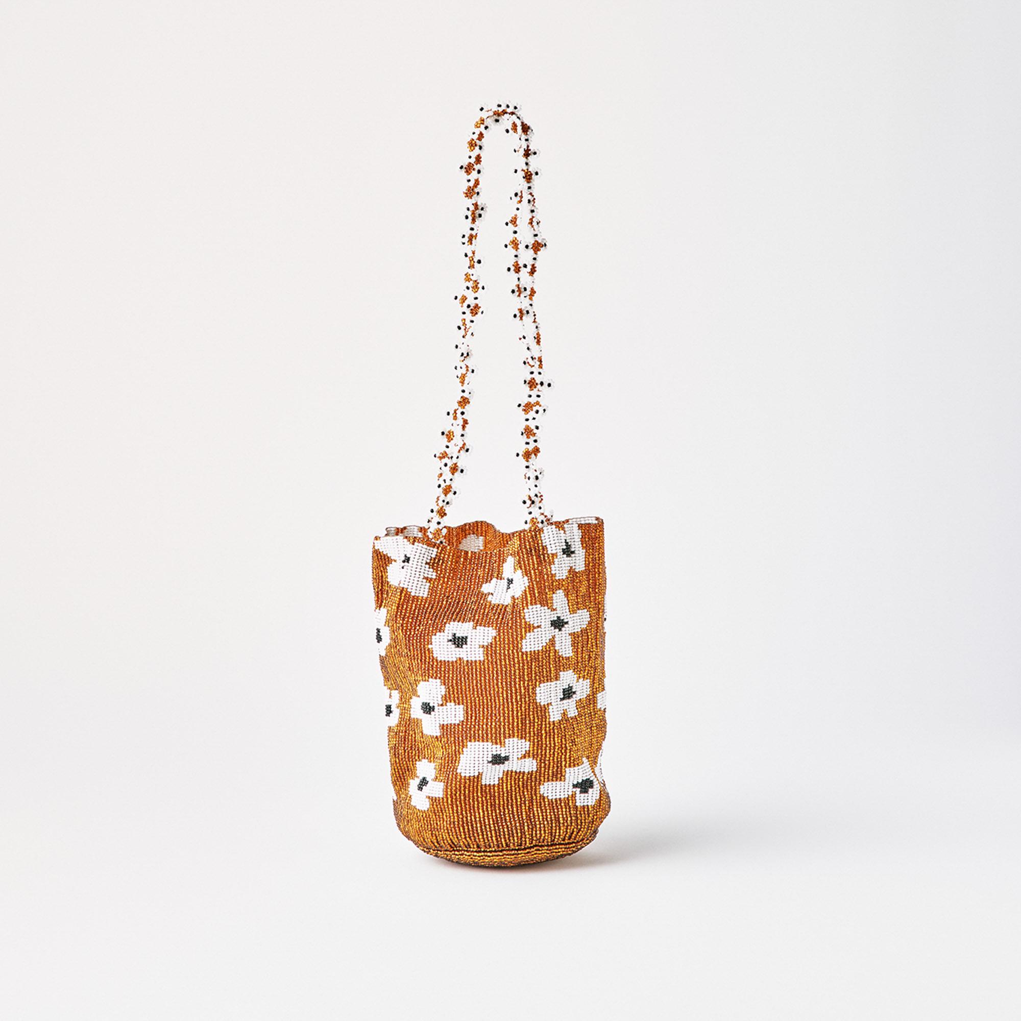 〈プラ ウッツ〉のビーズバッグは、ハンドルまで満開！