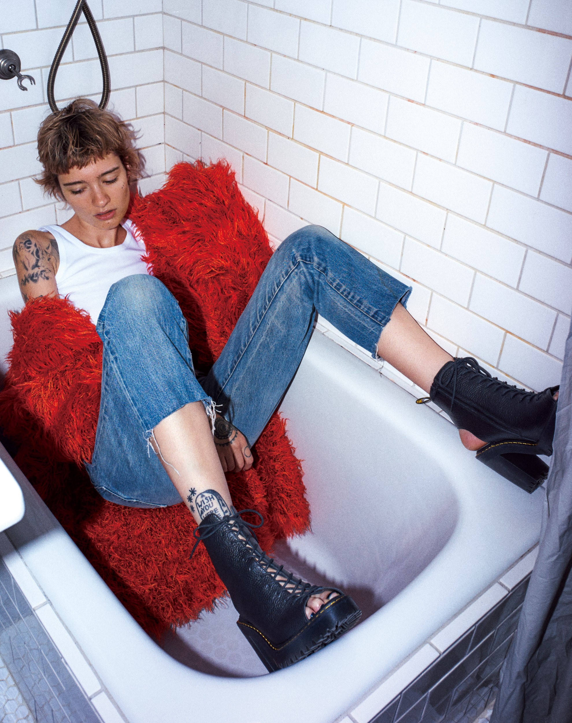 女性的な中にもほのかに薫るマニッシュ感。冬の足もとに抜け感を〈Dr.Martens〉のオープントゥブーツ