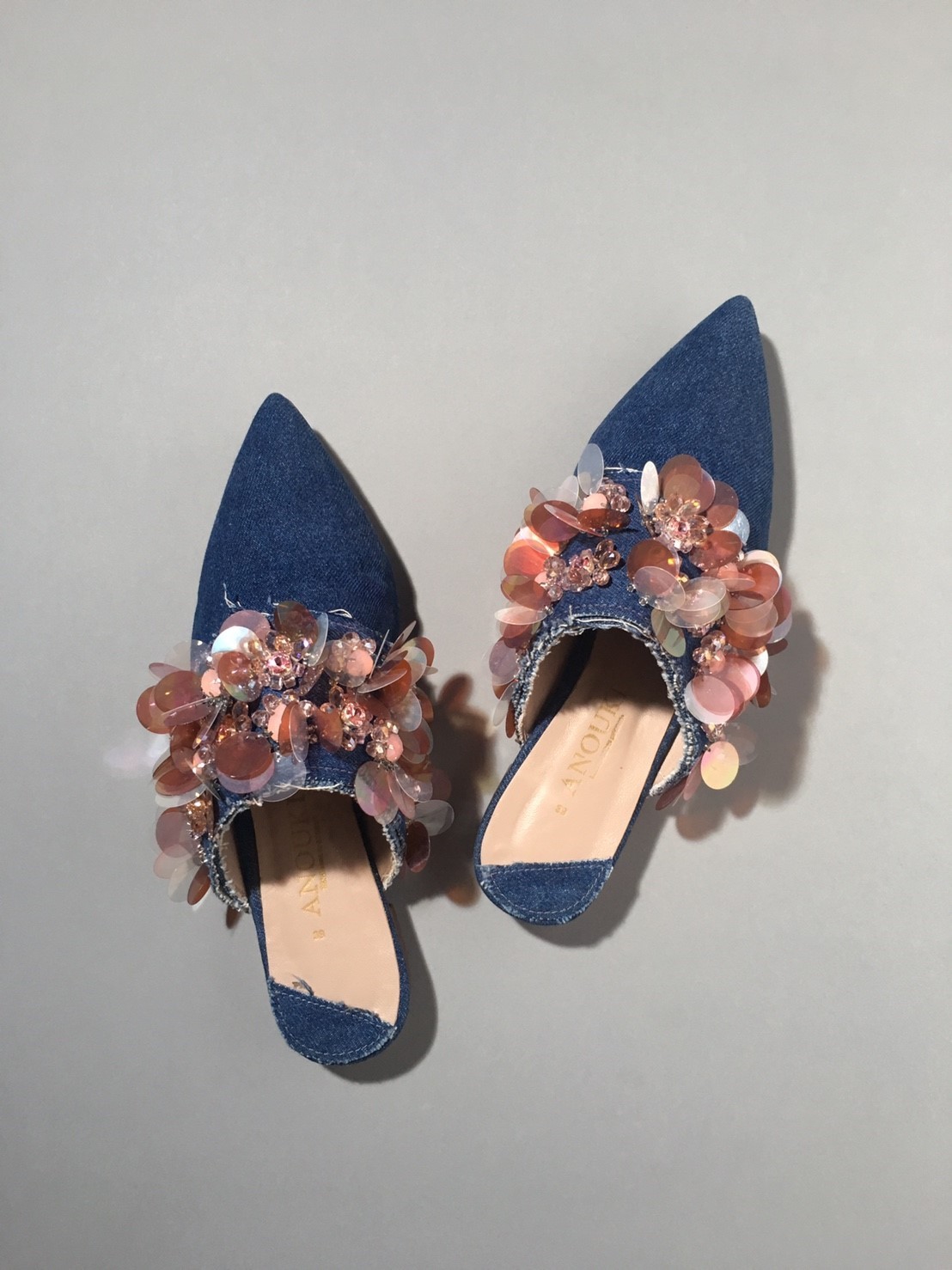 スタイリスト入江陽子さんの今月のひとめぼれ-〈アヌーキ〉のデニムサンダル