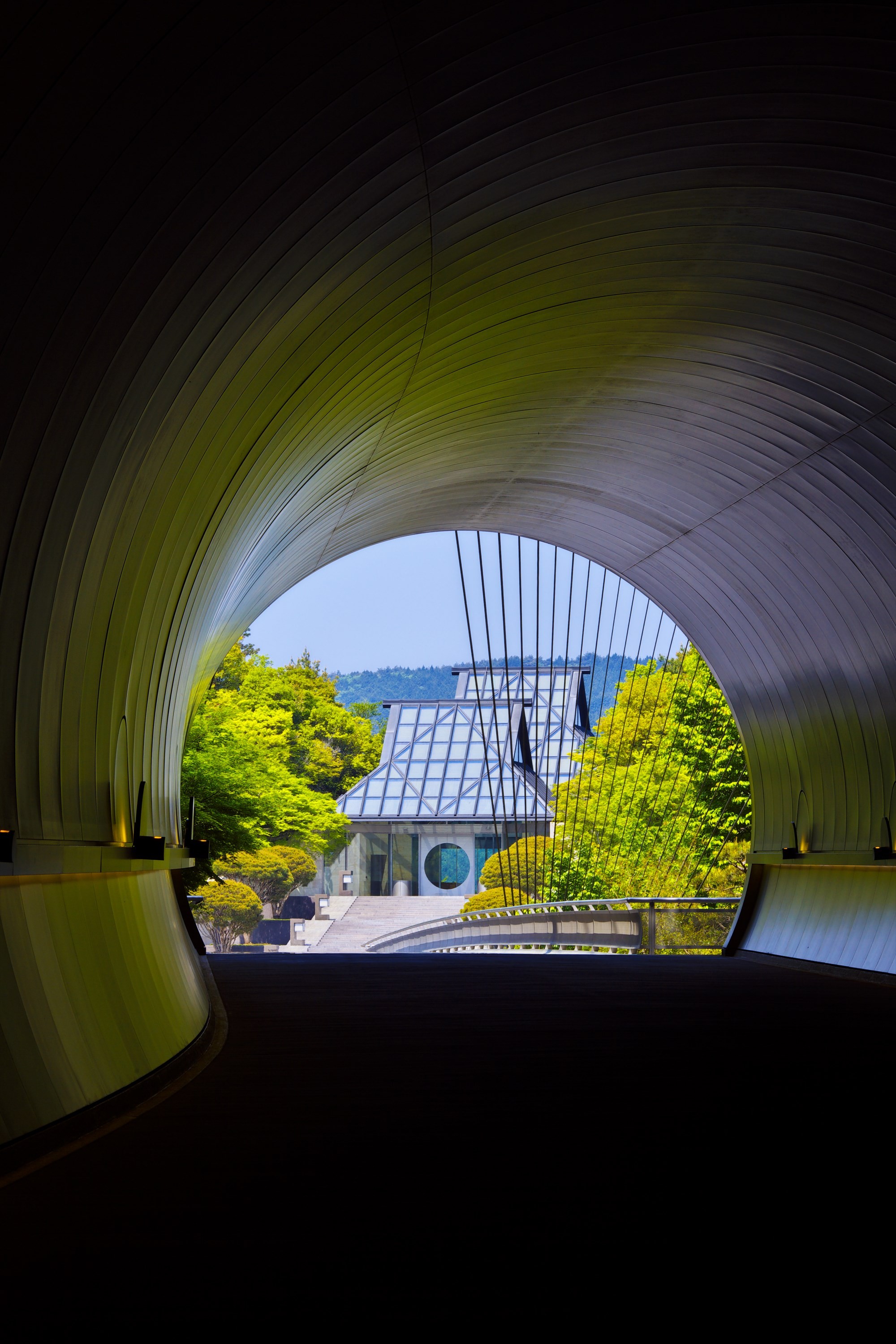 〈ルイ・ヴィトン〉がショウ会場に選んだ美術館。山深く、MIHO MUSEUMの森へ。