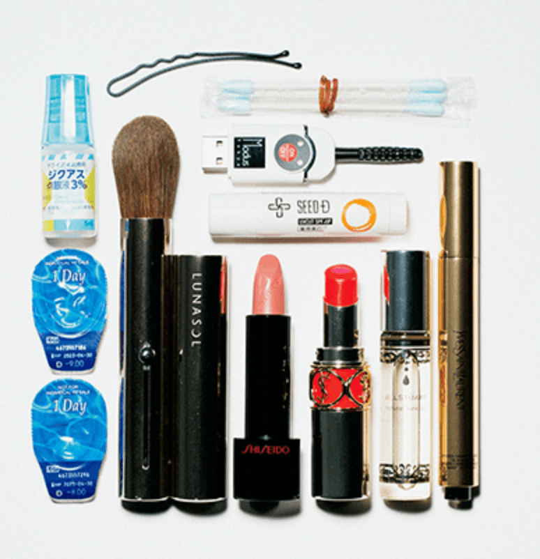 意外と見れない、人のメイクポーチの中。ビューティエディター／新田晃与さんの持ち歩きコスメを大解剖！