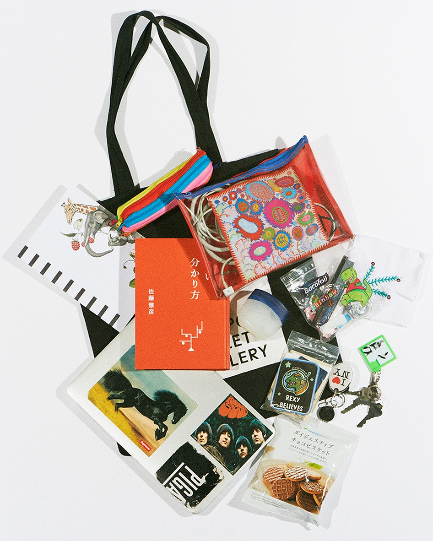 編アシKOのバッグの中身。ジップロックの財布＆ポーチにキティちゃんのハサミまで、プチプラな私物を公開