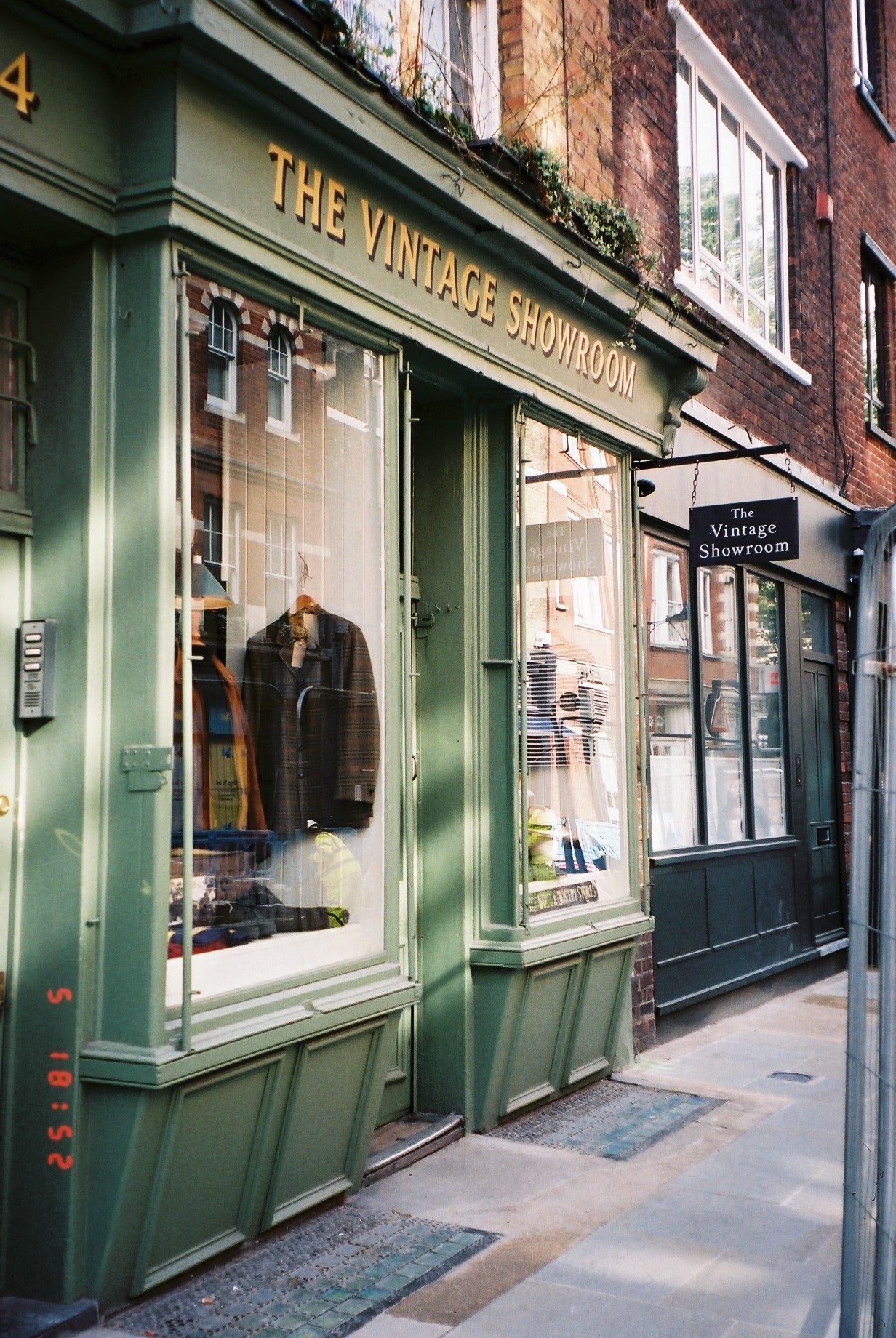 「Absolute Vintage」etc. スタイリスト遠藤彩香とエディター栗山愛以がロンドンの古着屋でヴィンテージをDIG！02