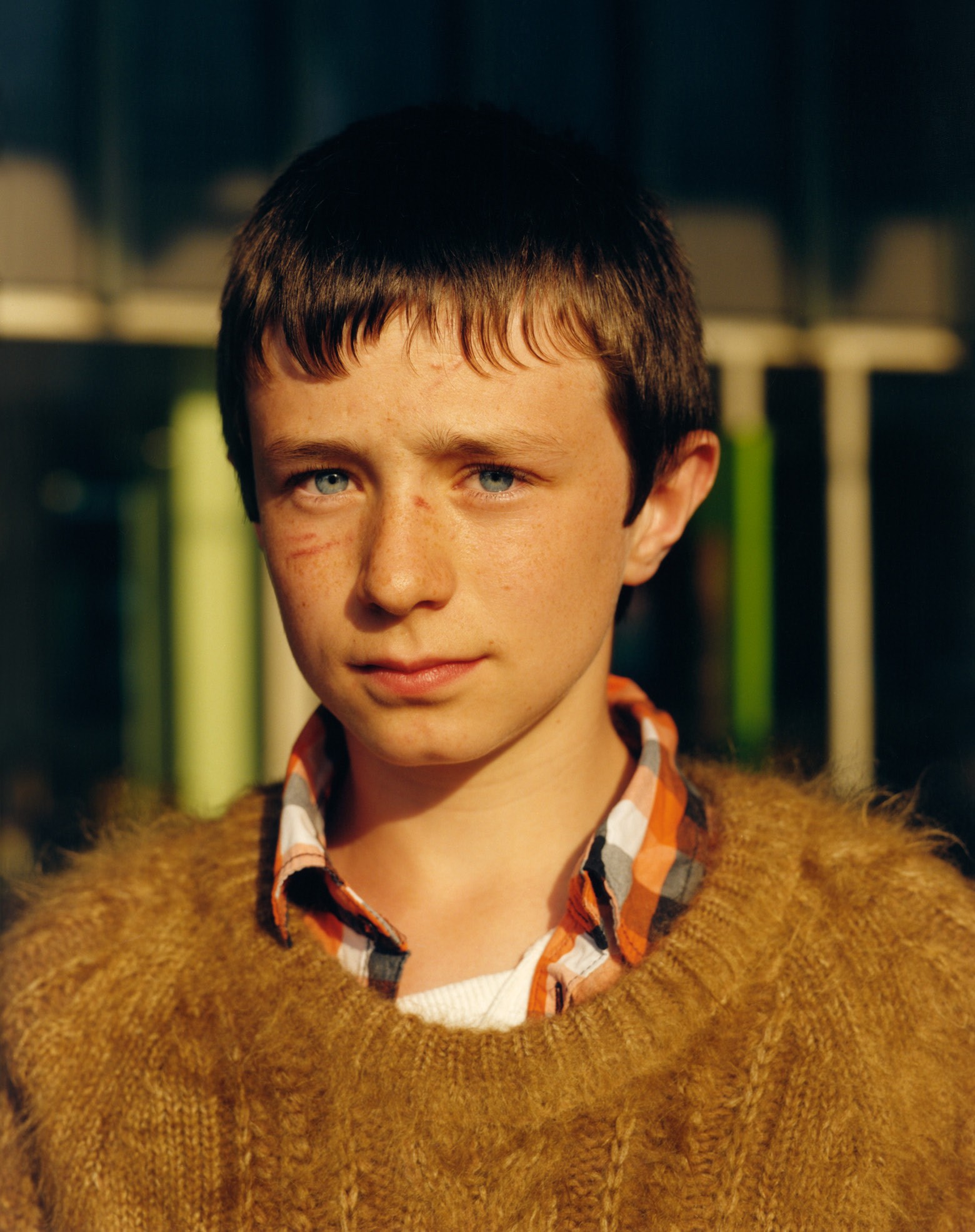 イギリスのバスターミナルに行き交う人々を撮影した、ジェイミー・ホークスワースの初写真集「PRESTON BUS STATION」