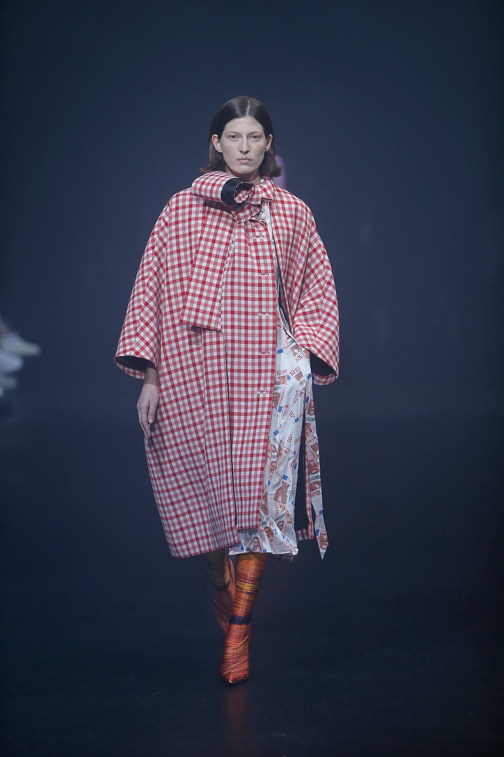 〈バレンシアガ〉に隠された10の謎　2018年春夏コレクションレポート Paris01