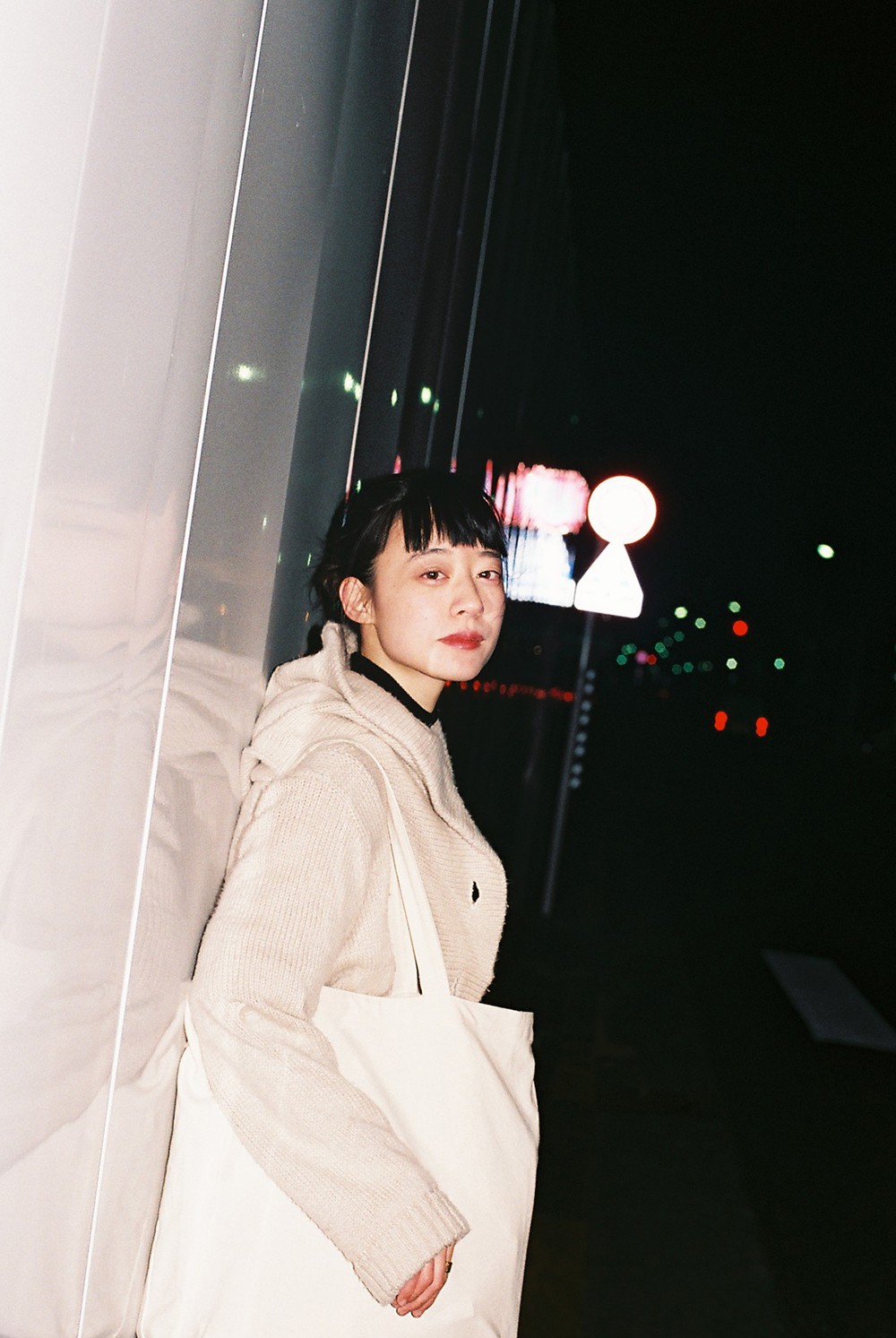 編アシKTが気になるあの人と♡vol.7 羊文学のギターボーカル・塩塚モエカちゃんと歩く夜の下町