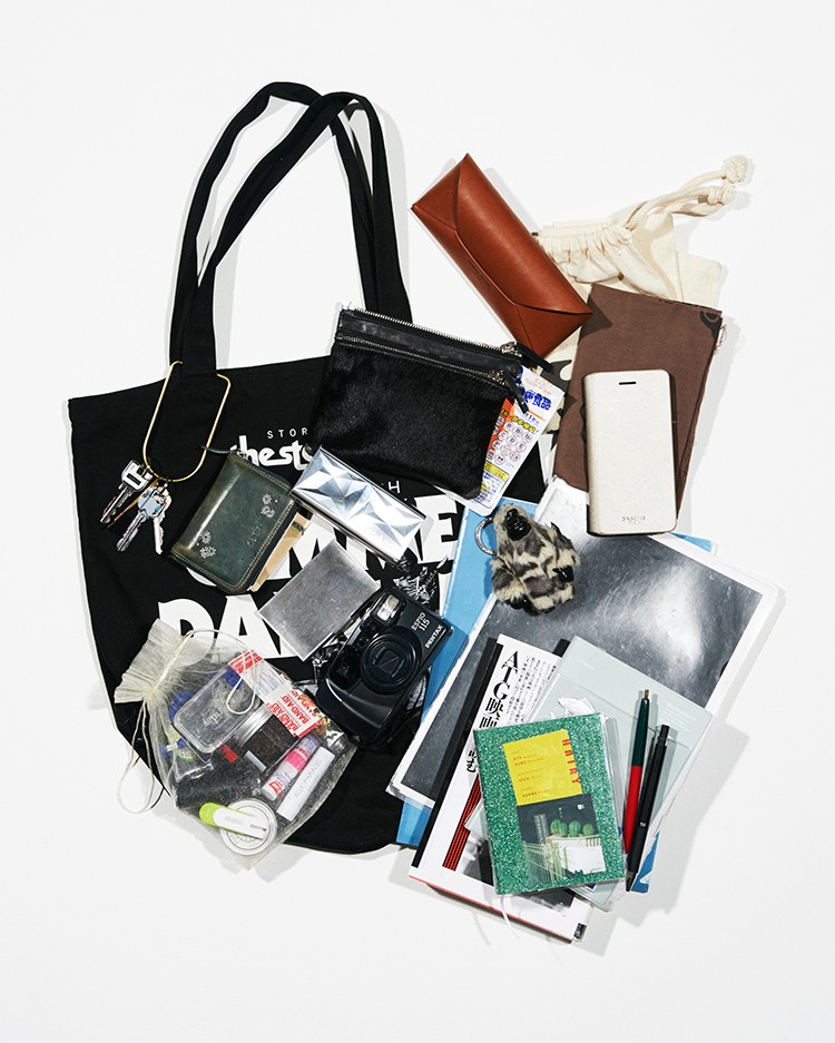 編アシNAのバッグの中身。噂のあの人に貰った財布から旅のお土産の品まで、ストーリーのある私物を公開