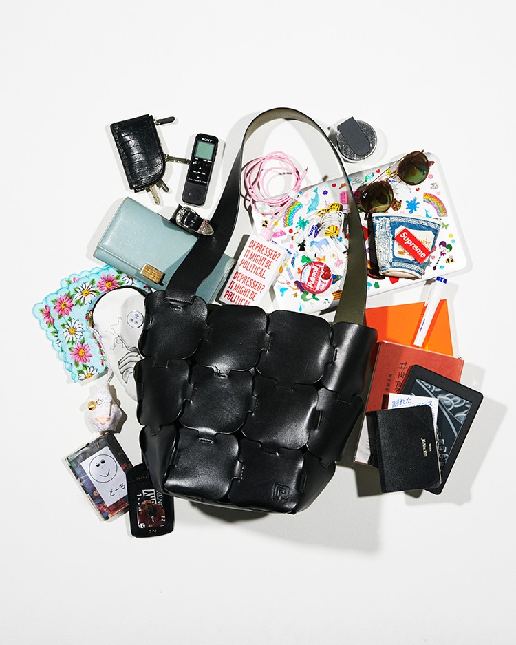 編アシAKのバッグの中身。重さでバッグがはちきれる！韓国コスメに手作りポーチ、ニッチな私物を公開