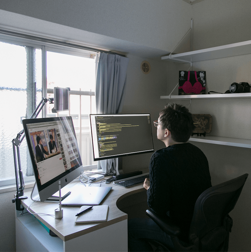 モニターを浮かせて省スペース化した仕事部屋 エンジニア／江崎さんのリアルワークライフ