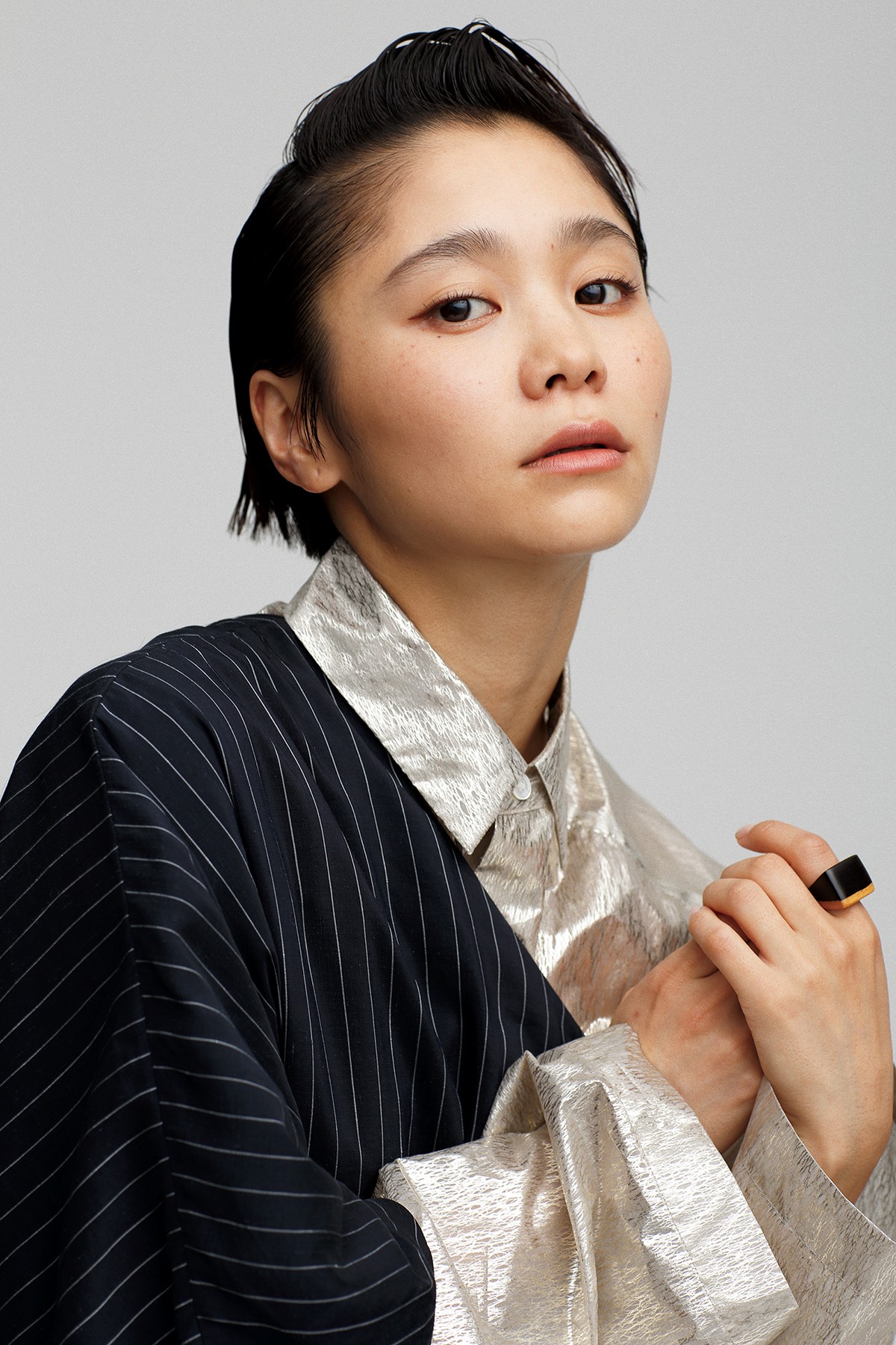 モデル 忍舞さんが、知的メイクで端正なレディに変身！