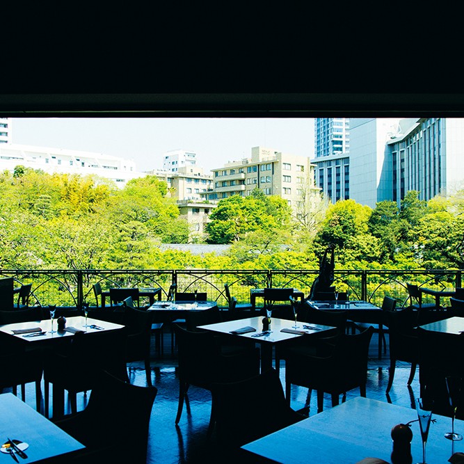 今行くなら”半分くらい外”の店  スラッシュカフェ