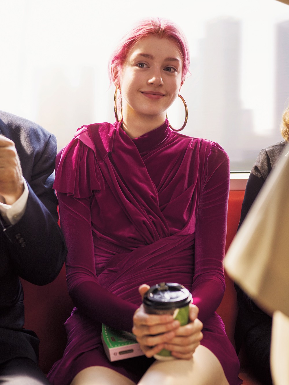 80sスタイルをカッコよく。パワーショルダーにスパンコールでキラキラに盛って