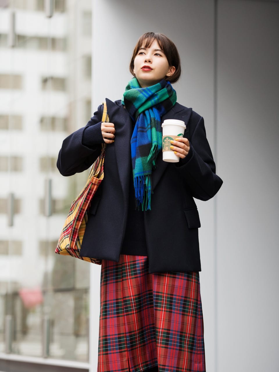 GINZA女子の1ヶ月着まわし：11/16「チェックをさり気なく重ねて、コーヒー片手に早朝出勤」