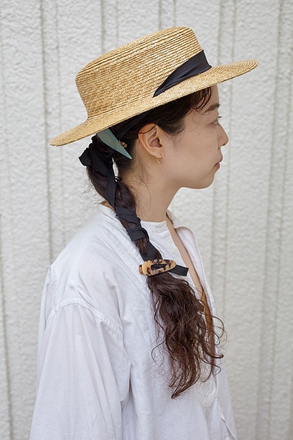 麦わら帽子とバレッタ使いが新鮮。主役はヘアアレンジ｜365日おしゃれスナップ - Slide:2