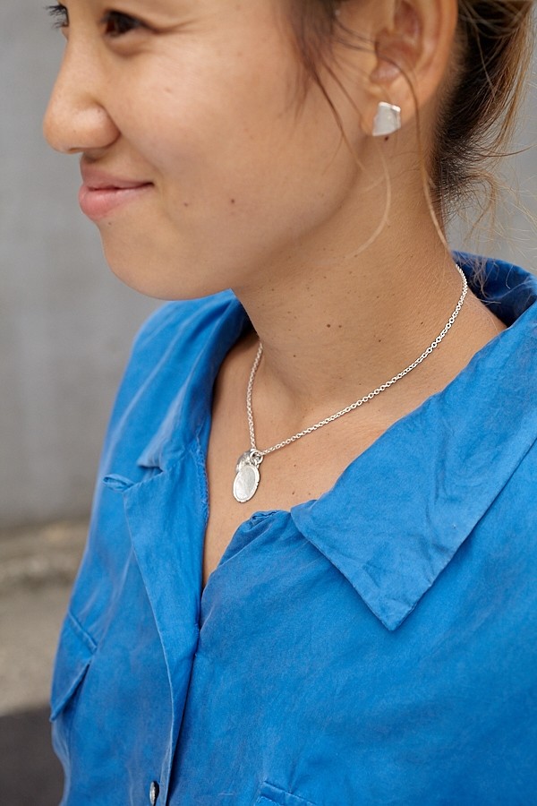 鮮烈ブルー×ウェスタンが都会的。シュシュはトレンドアイテム｜365日おしゃれスナップ - Slide:2