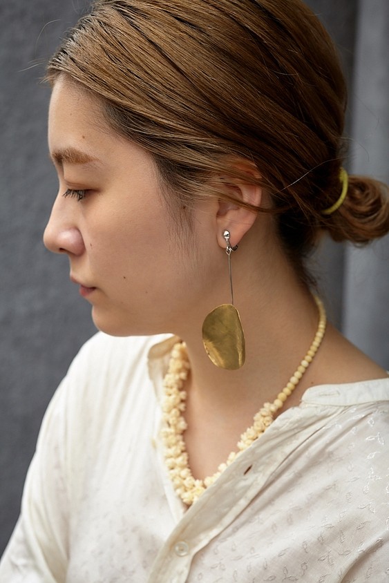 大きめシャツと古着のパンツが好相性のヴィンテージルック|365日おしゃれスナップ - Slide:2