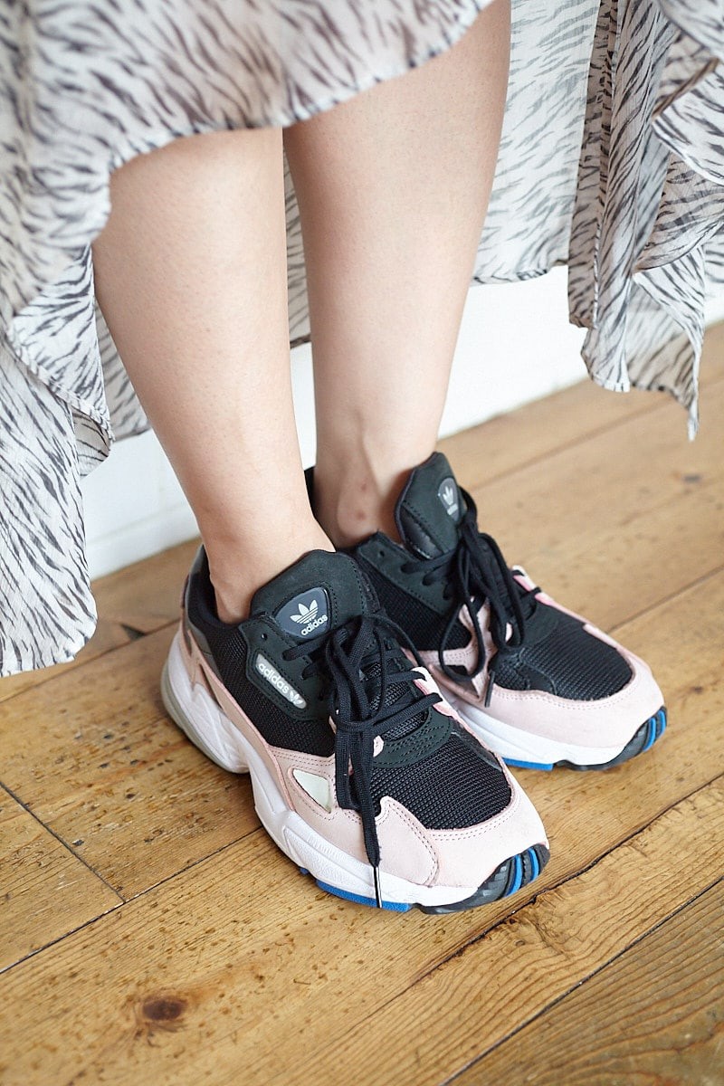 サマードレスを普段使い。スニーカーとフープピアスで都会的に｜365日おしゃれスナップ - Slide:2