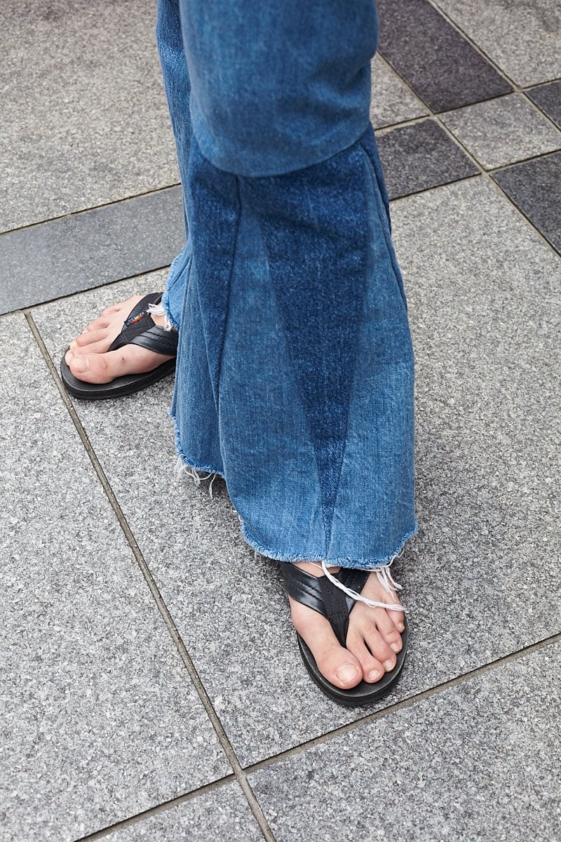 リメイクのブーツカットデニムを主役に。バックパックと好相性｜365日おしゃれスナップ - Slide:4