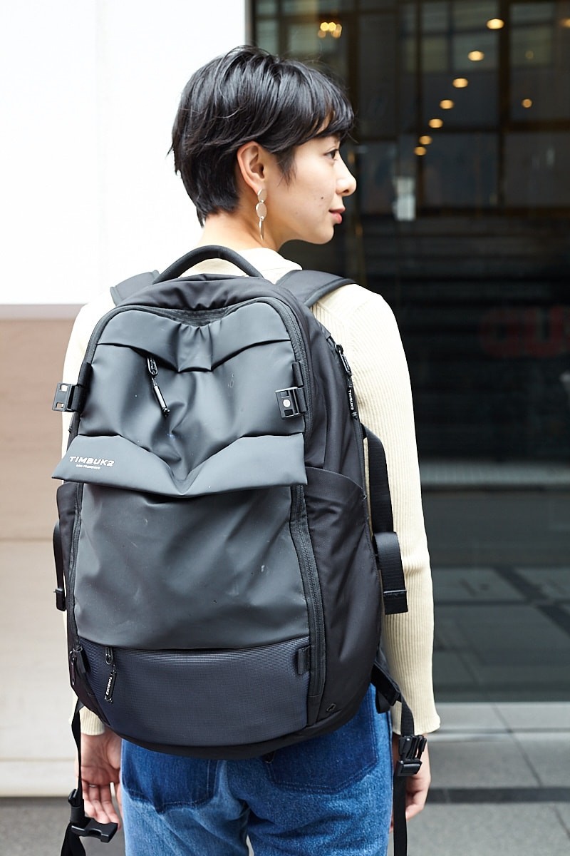 リメイクのブーツカットデニムを主役に。バックパックと好相性｜365日おしゃれスナップ - Slide:5