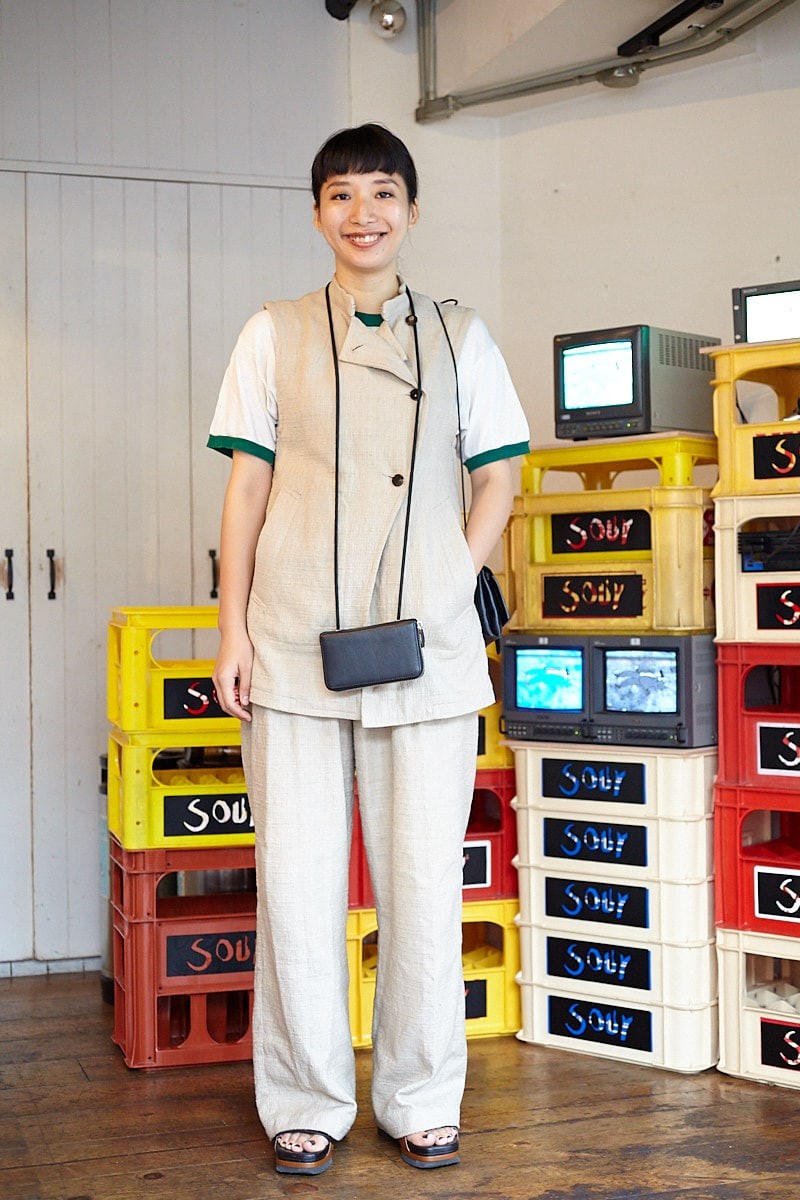 セットアップはTシャツで着崩す。ディテールテクでアクセいらず｜365日おしゃれスナップ - Slide:1