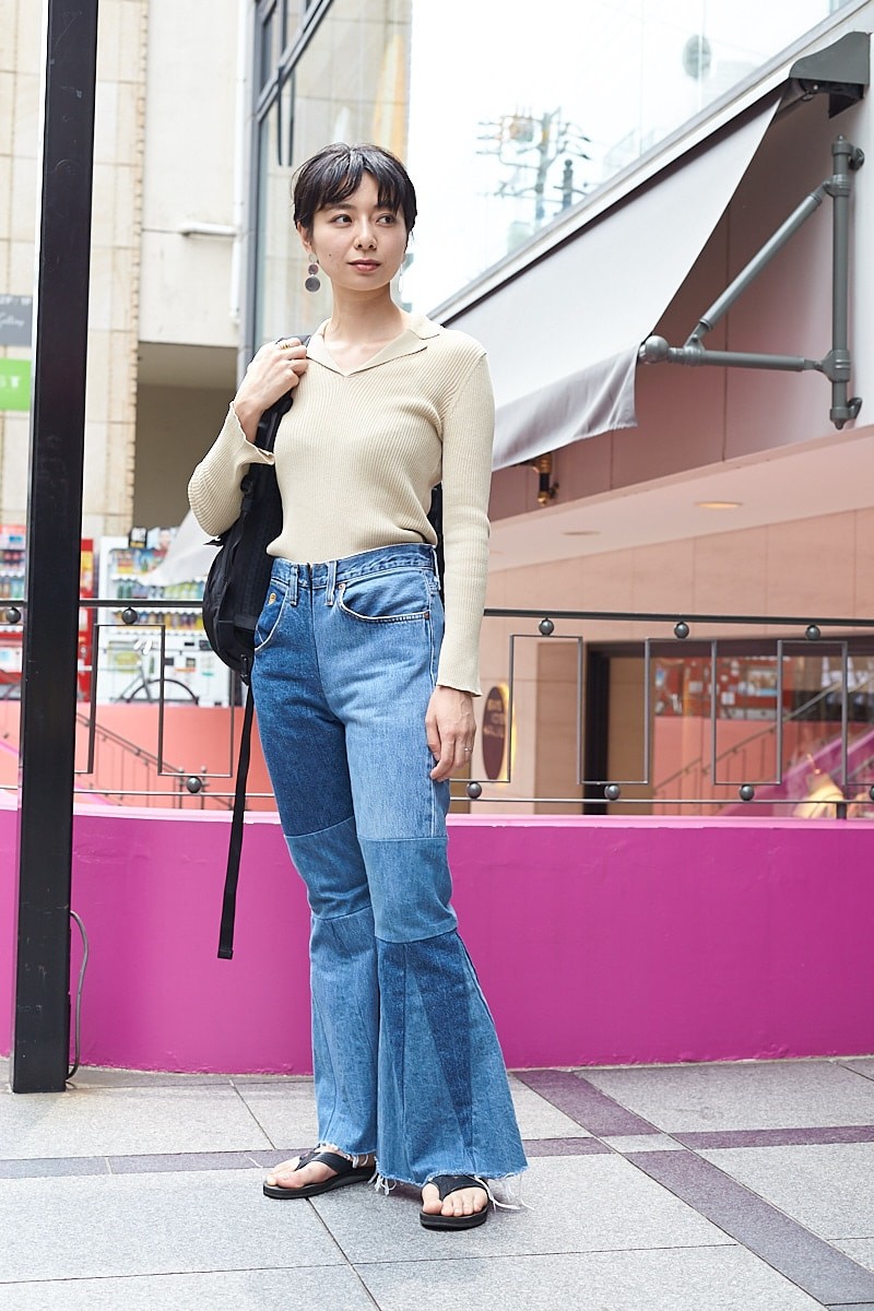 リメイクのブーツカットデニムを主役に。バックパックと好相性｜365日おしゃれスナップ - Slide:1