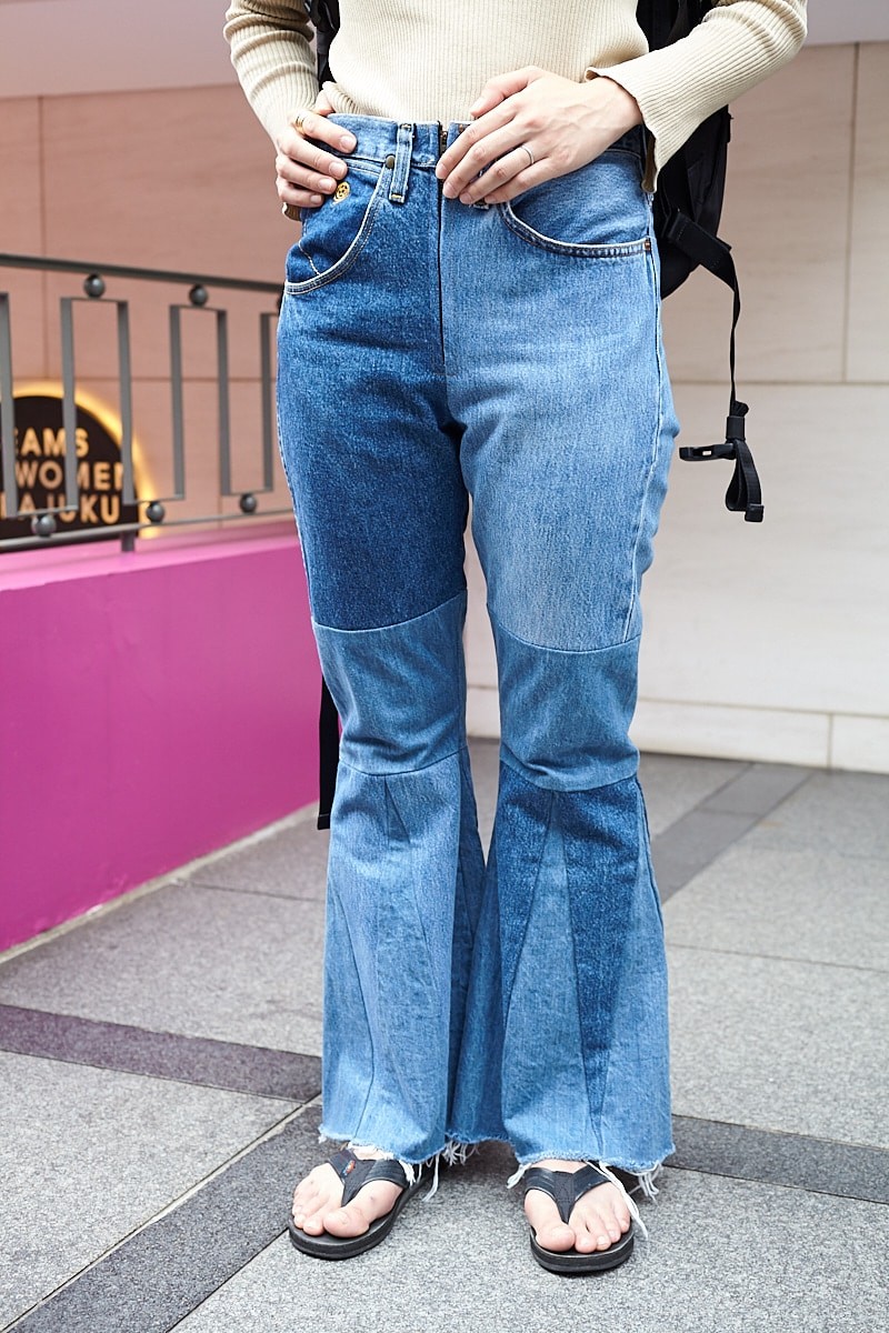 リメイクのブーツカットデニムを主役に。バックパックと好相性｜365日おしゃれスナップ - Slide:2