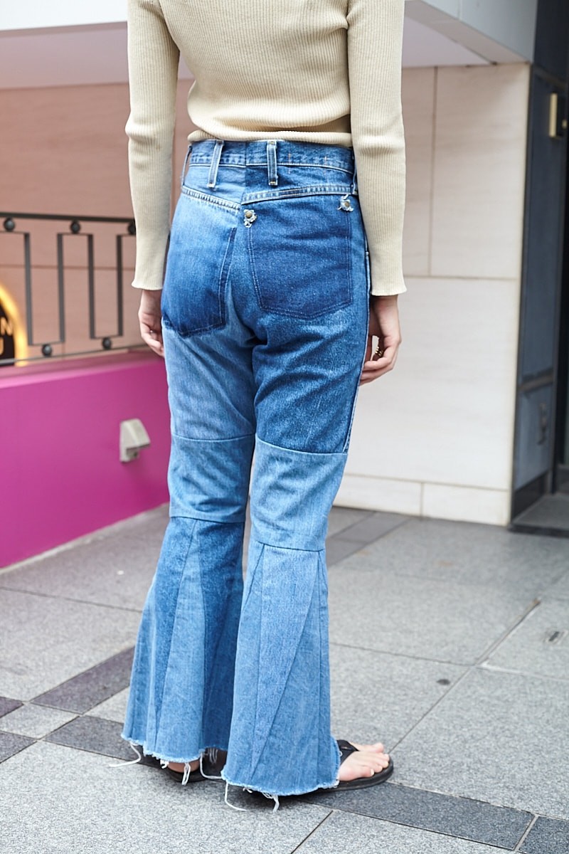 リメイクのブーツカットデニムを主役に。バックパックと好相性｜365日おしゃれスナップ - Slide:3