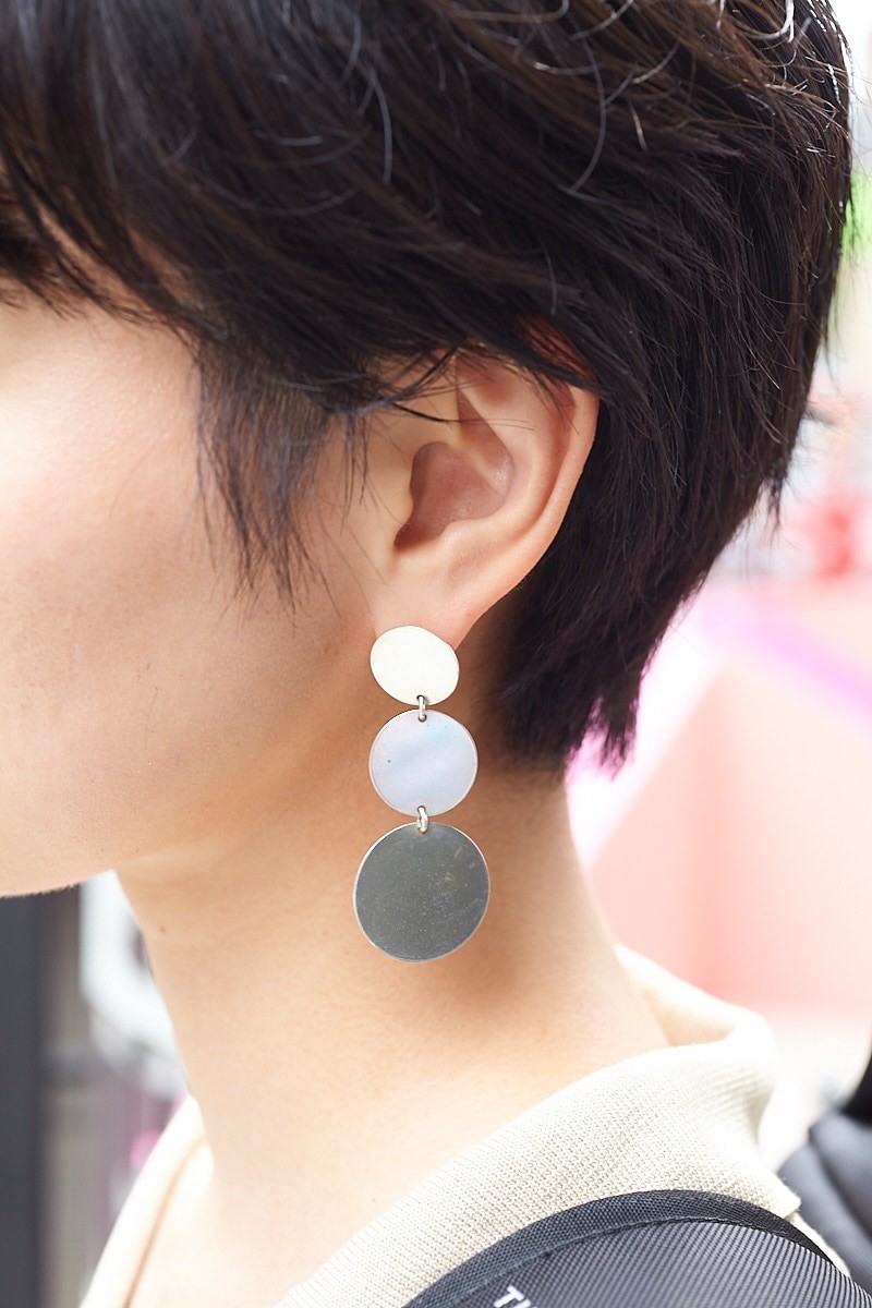 リメイクのブーツカットデニムを主役に。バックパックと好相性｜365日おしゃれスナップ - Slide:6