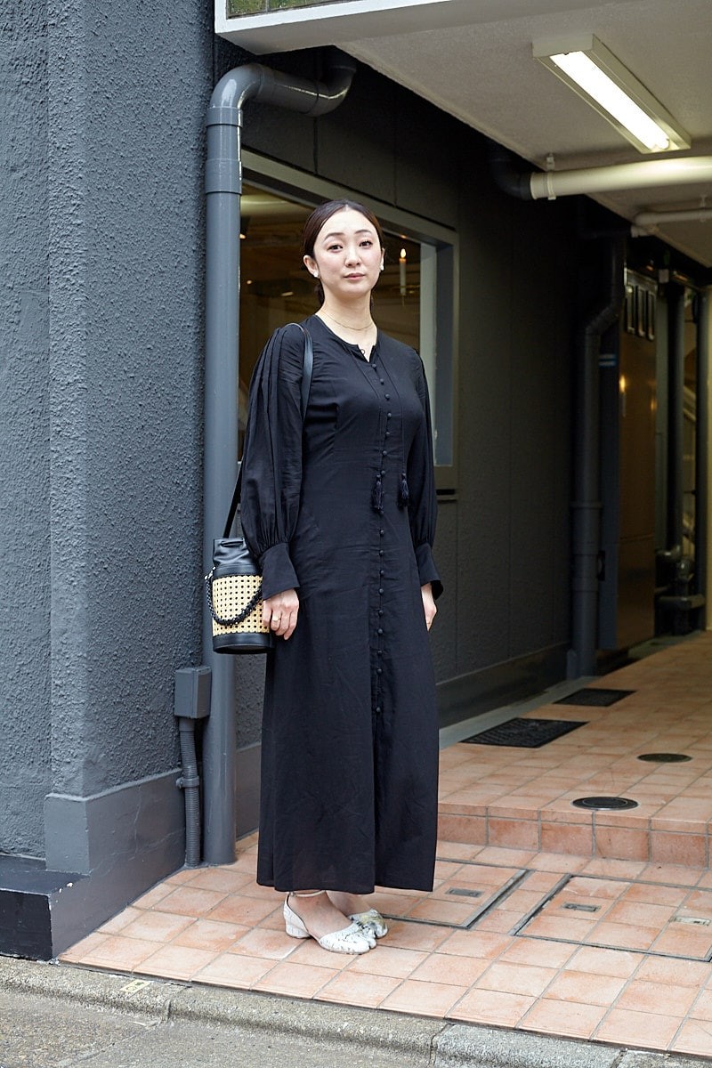 小物合わせでモダンな解釈。クラシックなドレスもモードに着こなす｜365日おしゃれスナップ - Slide:1