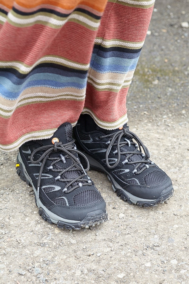 アースカラーのボーダーがキュート。ロング丈のワンピースをフェス仕様に｜365日おしゃれスナップ - Slide:4